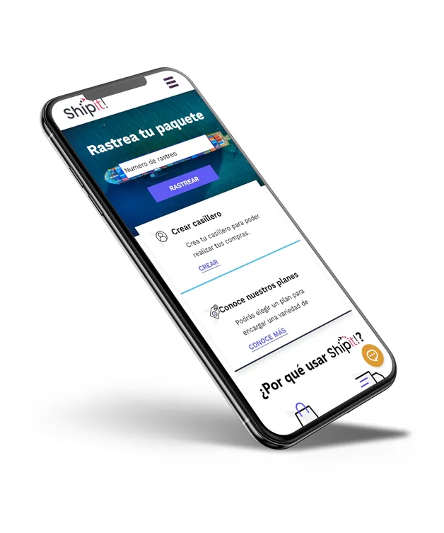 Smartphone mostrando una página web de Shipit en español, con opciones para rastrear un paquete, crear un casillero y conocer los planes.